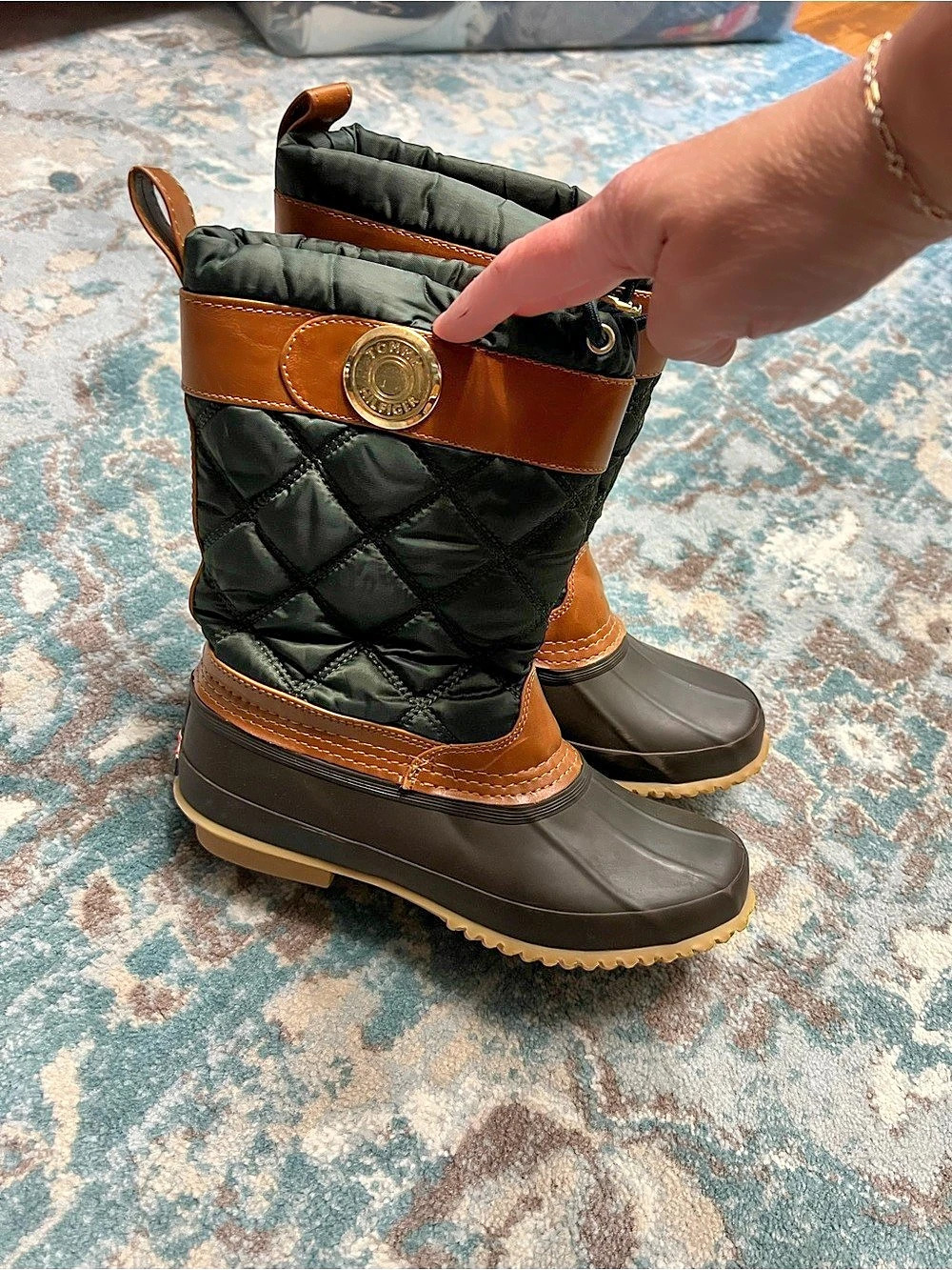 Tommy Hilfiger Quilted Winter Boots in green & Brown US 6